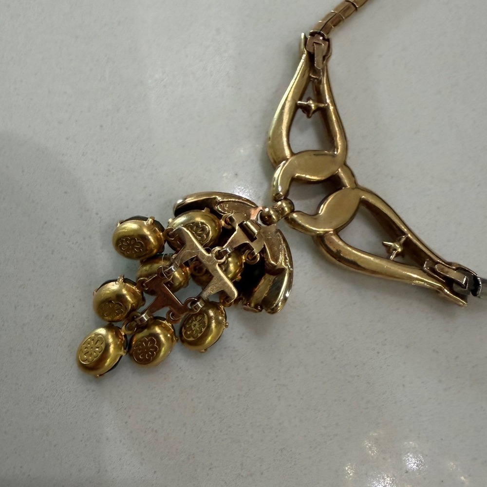 Trifari Vintage Green Crystal Grape Necklace Gold Tone Old Money Dark Academia - Picture 7 of 10